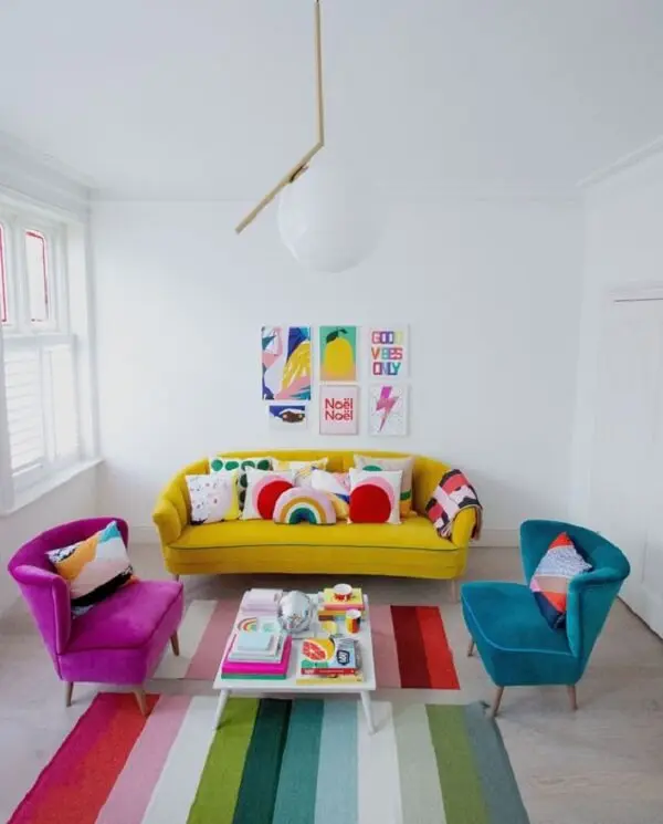 Sala de estar colorida com mesa de centro retrô branca para equilibrar a decoração
