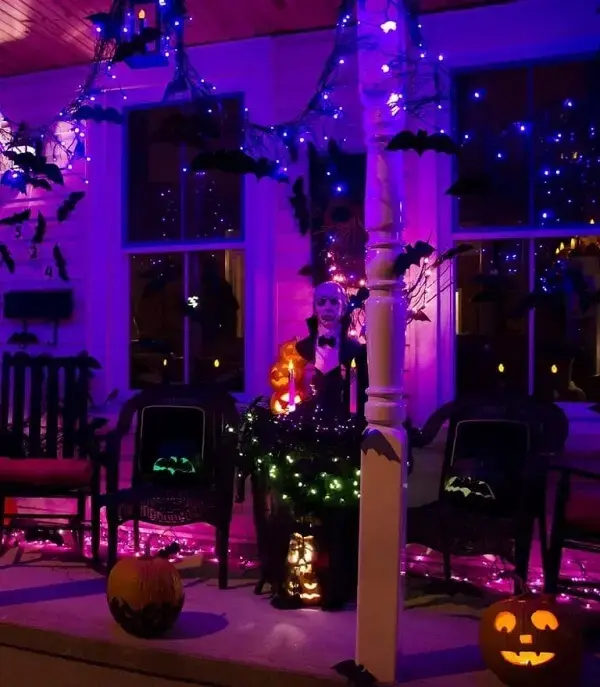 Se inspire na iluminação e na decoração com abóbora de halloween para área externa