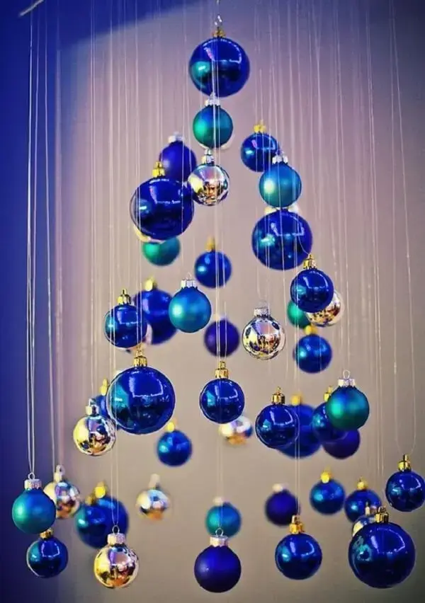 Use a criatividade para montar uma linda árvore de natal azul com bolas natalinas