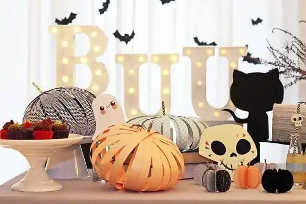Você mesma pode fazer uma decoração com abóbora de halloween em papel