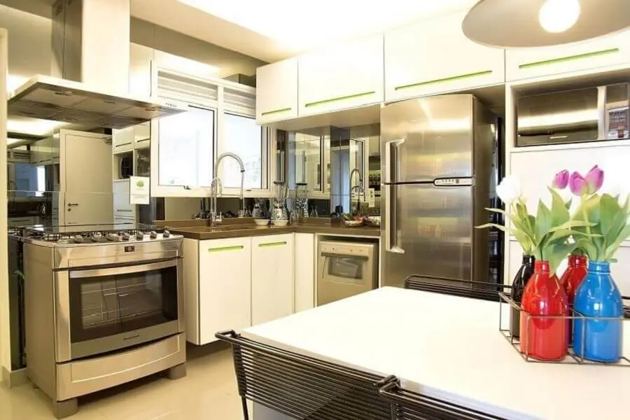 armário de canto para cozinha branca com puxadores verdes Foto Pinterest