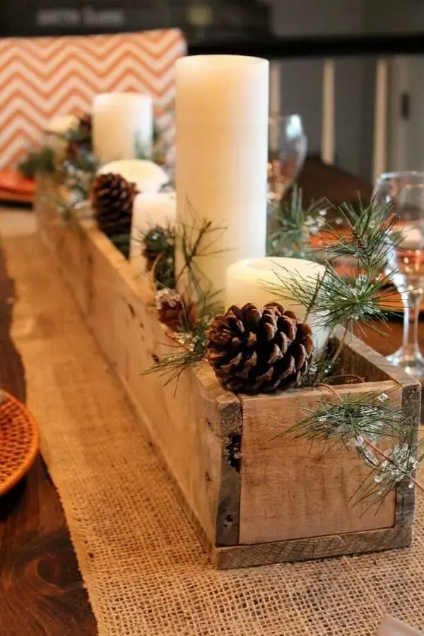 Rustic christmas table arrangement with candles and pinecones Photo Pinterest