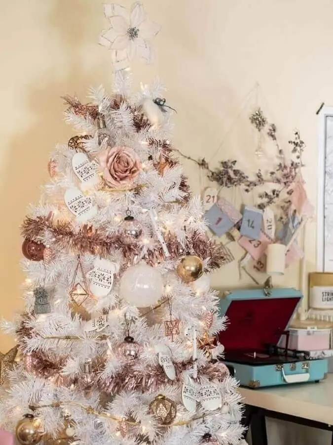arvore branca decorada com festão de Natal rose Foto Rhyme