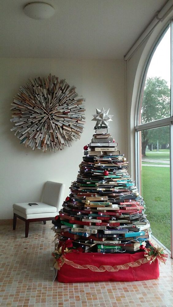 Árvore de natal feita com livros