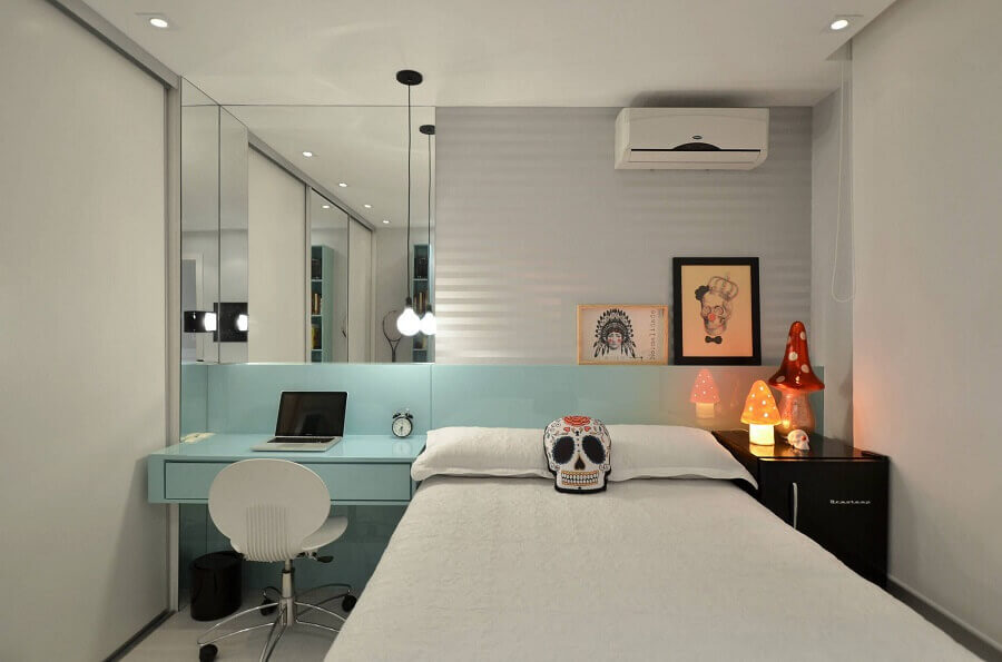 bancada azul tiffany e parede espelhada para quarto de solteiro feminino pequeno Foto Pinterest