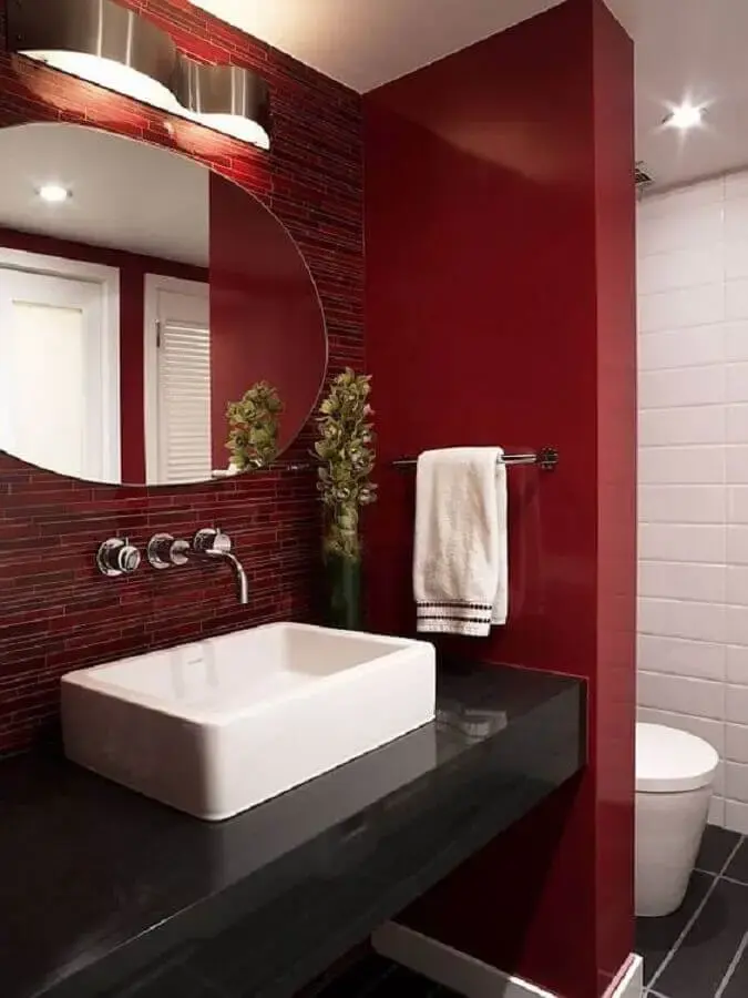 bancada preta para decoração de banheiro vermelho e branco  Foto Homedit