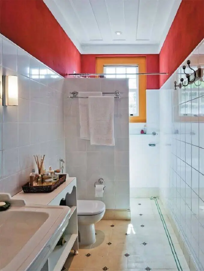 banheiro pequeno vermelho e branco com decoração simples Foto Pinterest