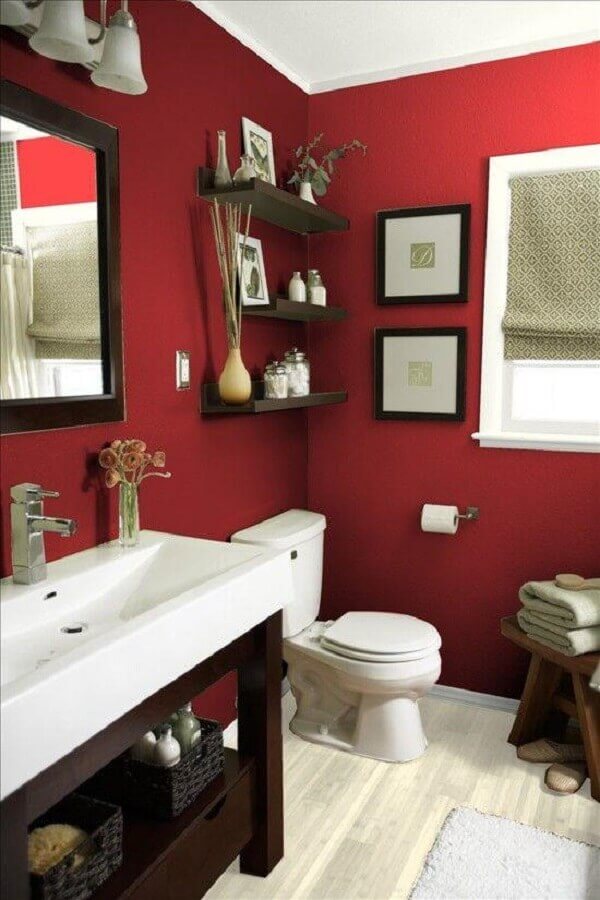 banheiro vermelho e branco decorado com gabinete e prateleiras de madeira Foto Pinterest