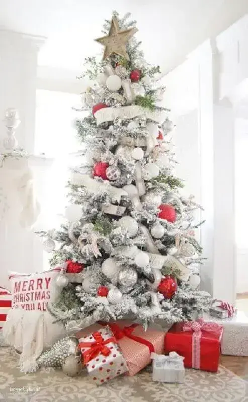 bolas natalinas grandes para decoração de árvore de natal branca grande Foto The Happy Hideout