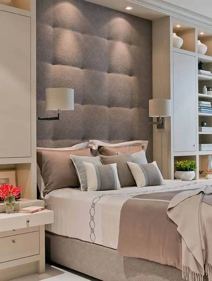 cabeceira de cama cinza estofada até o teto para decoração de quarto de casal planejado Foto Arquitrecos