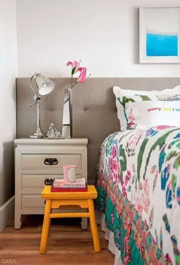 cabeceira de cama cinza para quarto decorado com roupa de cama colorida Foto Planète Déco