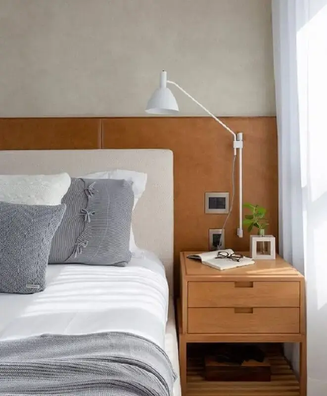 cabeceira de madeira para quarto decorado com luminária de cabeceira branca Foto Jeito de Casa
