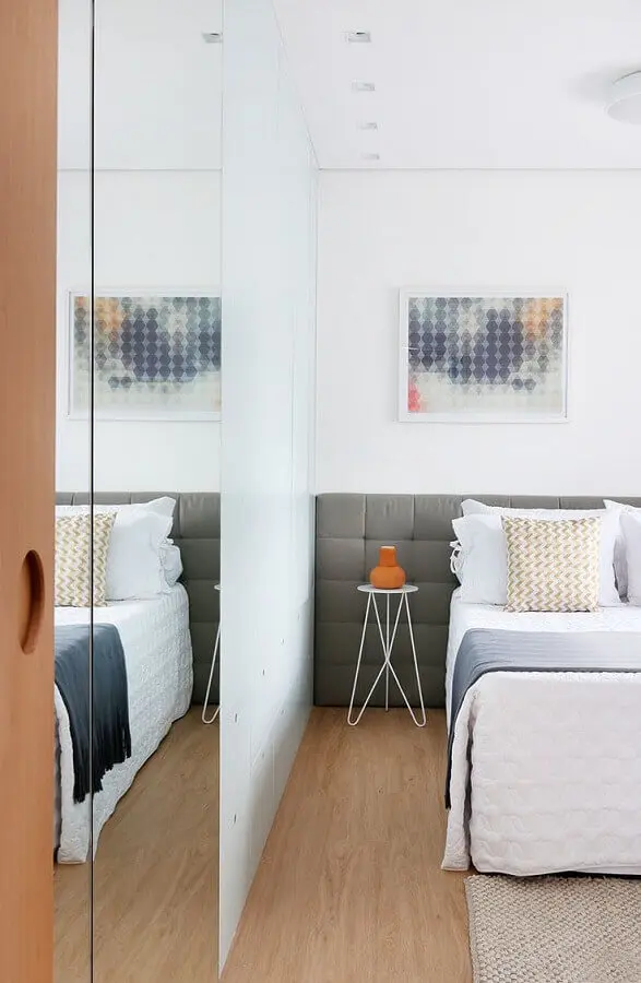 cabeceira estofada cinza para decoração de quarto branco com mesa lateral pequena Foto Arquitetura & Construção