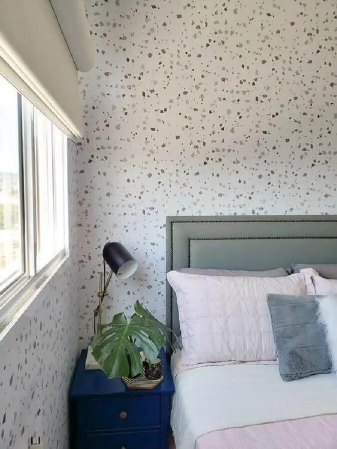 cabeceira estofada cinza para decoração de quarto com papel de parede delicado Foto Jeito de Casa