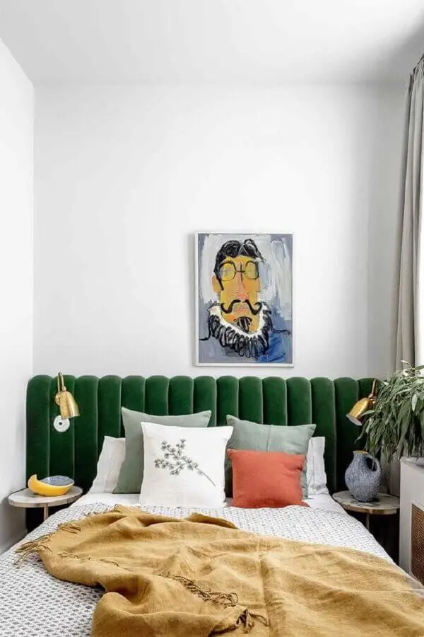 cabeceira estofada verde planejada com luminária de cabeceira dourada Foto PUFIK Interiors & Inspirations