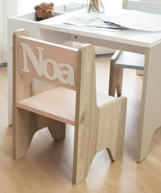 Cadeira para escrivaninha infantil com nome da criança atrás