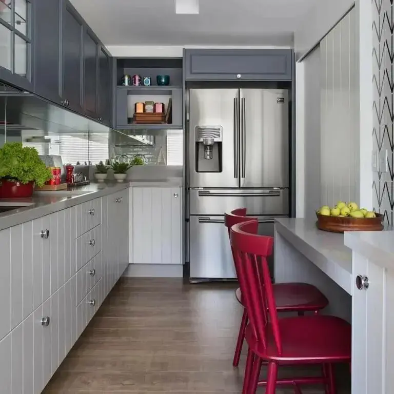 Decoração de cozinha de canto cinza com cadeiras vermelhas