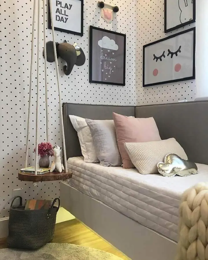 decoraçao com papel de parede de bolinhas e cabeceira cinza solteiro que se estende na lateral da cama Foto Pinterest