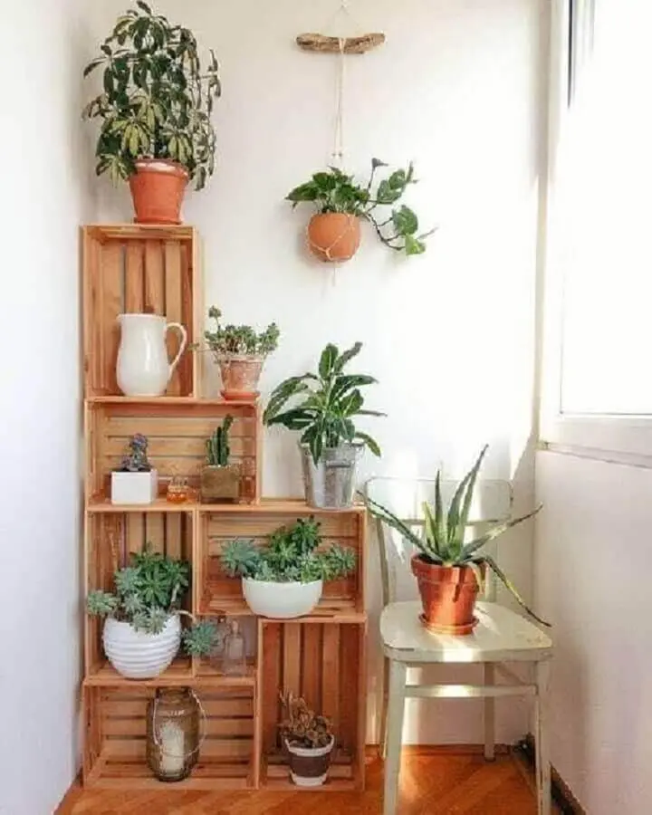 decoração simples com vasos de plantas para varanda apoiados em caixotes de madeira Foto Pinterest