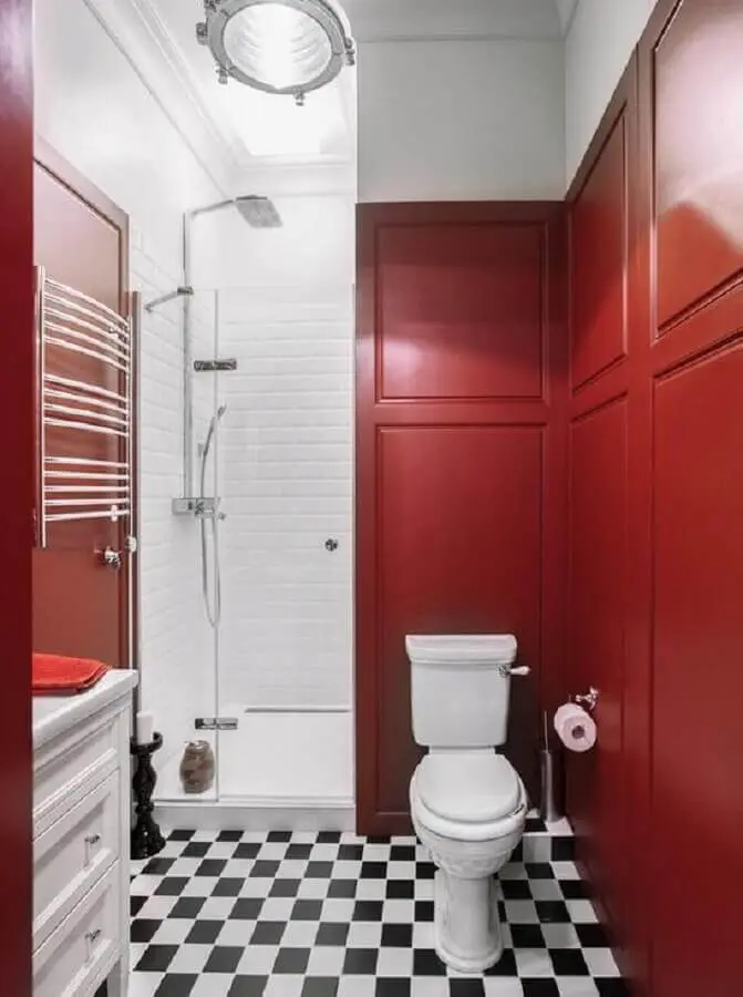 decoração banheiro vermelho e branco com piso xadrez preto e branco Foto Pinterest