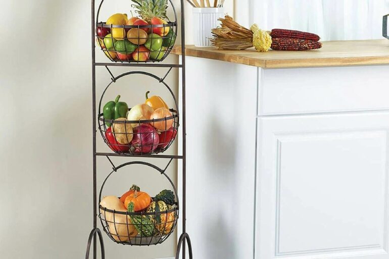 decoração charmosa para cozinha branca com fruteira de chão de ferro Foto Costco