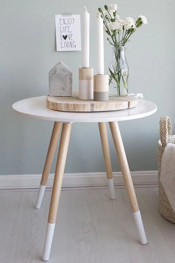 decoração clean com mesa de canto redonda retrô pés palito Foto Pinterest