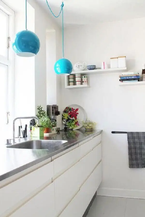 decoração clean com pendente azul para bancada de cozinha branca Foto Pinterest