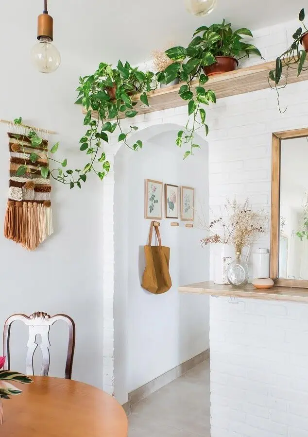 decoração clean com prateleira de madeira para plantas Foto Histórias de Casa