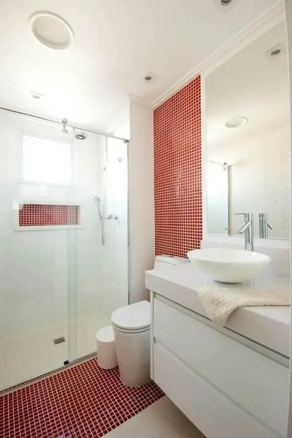 decoração clean para banheiro com pastilha vermelha nas paredes e piso  Foto Proaro Brasil Arquitetura