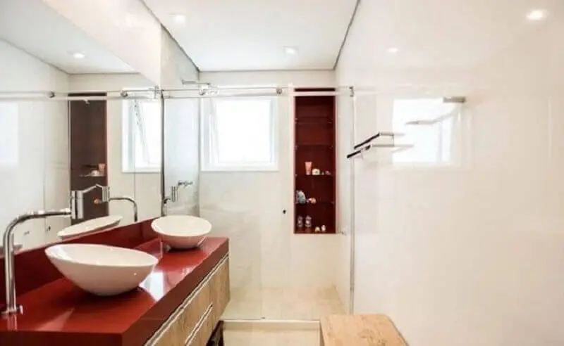 decoração clean para banheiro vermelho e branco com gabinete de madeira  Foto L2 Arquitetura