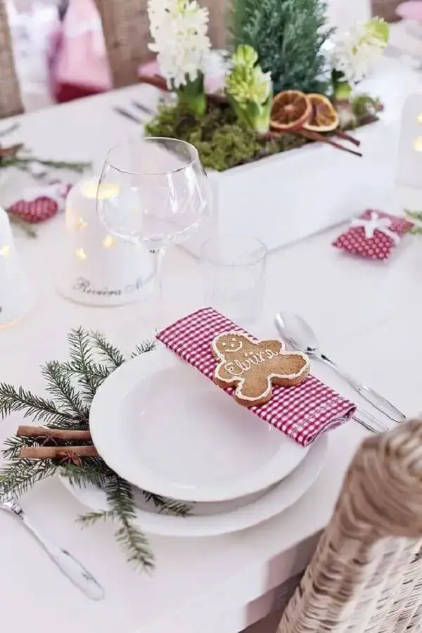 decoração clean para mesa natalina branca com guardanapo xadrez e biscoito de Natal Foto Arquitrecos