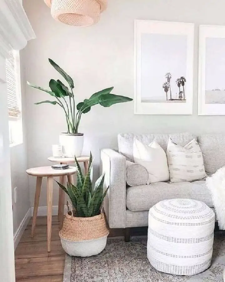 decoração clean para sala com sofá cinza e mesa de canto redonda madeira com perna palito Foto Pinterest