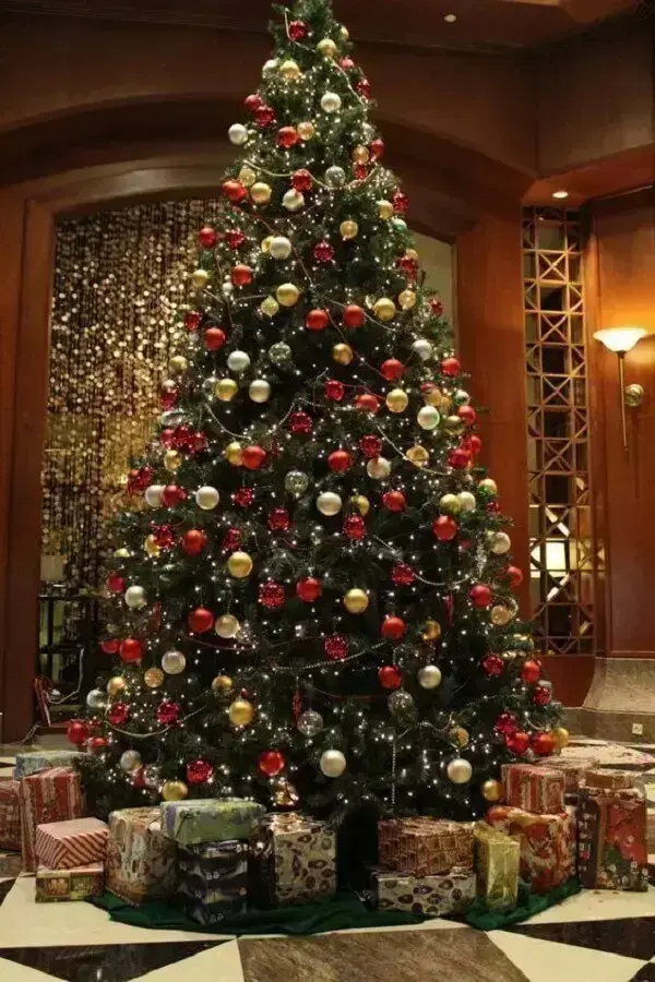 decoração clássica com árvore de natal grande Foto Revista Artesanato