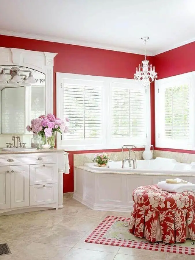 decoração clássica de banheiro vermelho e branco de luxo Foto Deavita