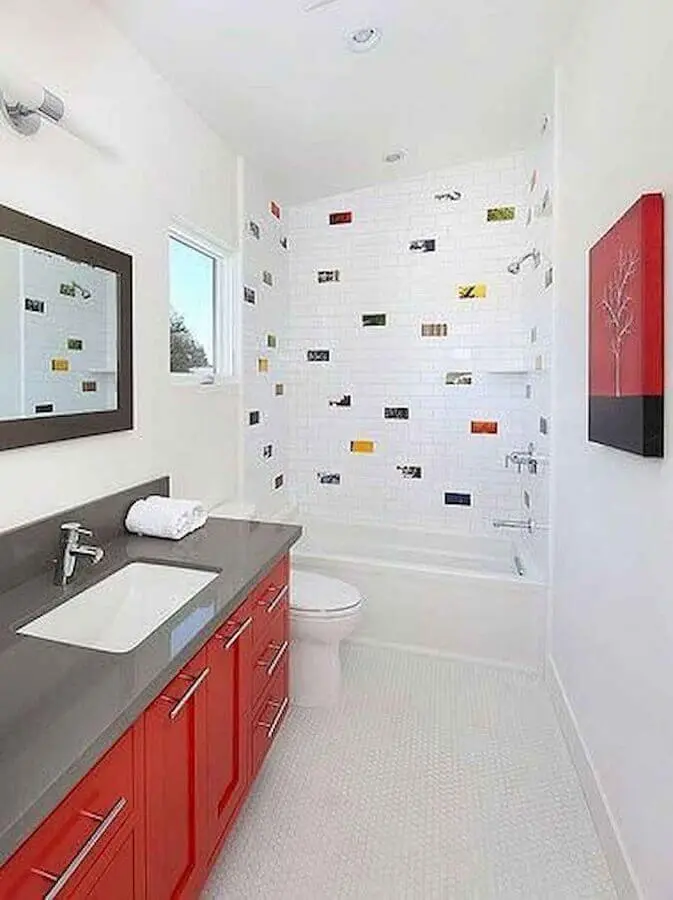 decoração com armário de banheiro vermelho  Foto Rosa Milena Meneses