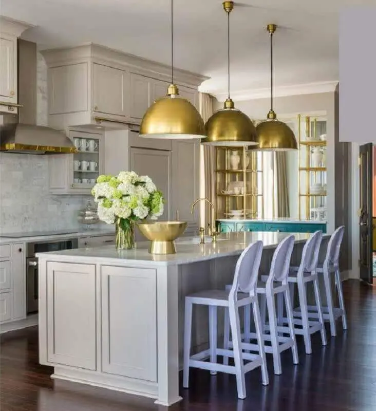 decoração com estilo clássico com lustre pendente para bancada de cozinha com ilha Foto HGTV