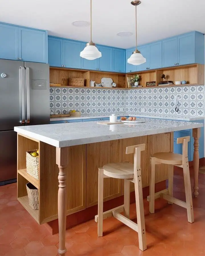 decoração com estilo vintage com pendente para bancada de cozinha com armários azuis  Foto Patrícia Pomerantzeff Arquitetura