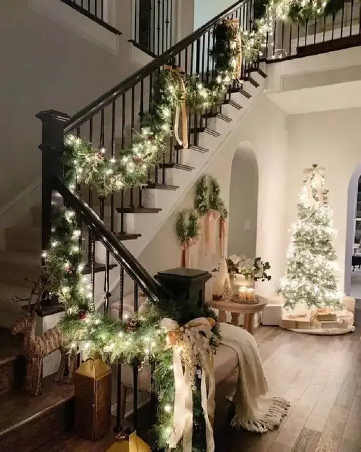 decoração com festão de Natal e pisca pisca para escada Foto PopSugar