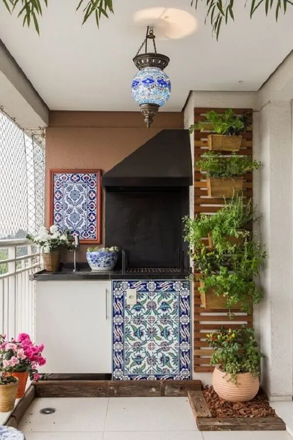decoração com plantas para varanda gourmet com churrasqueira Foto Mariana Orsi