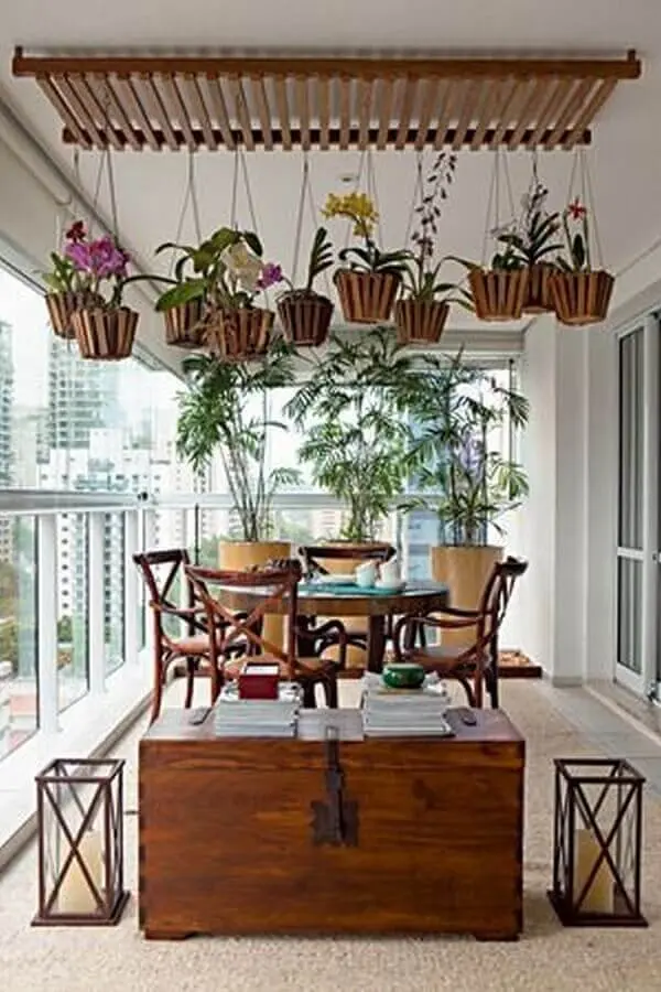 decoração com plantas para varanda gourmet com móveis de madeira Foto Ana Luiza Florez