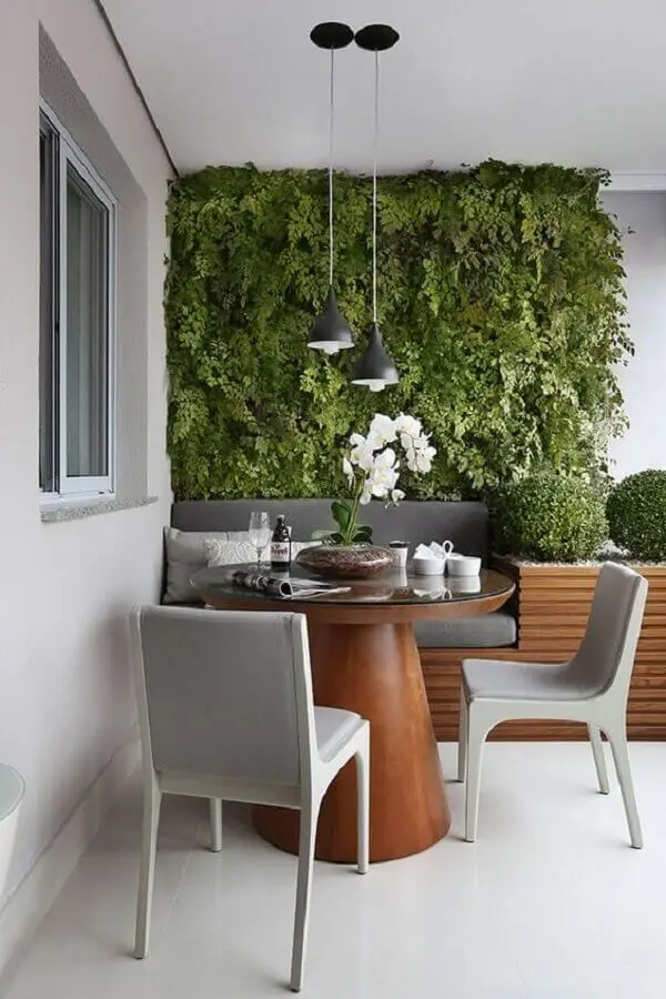 decoração com plantas para varanda moderna com jardim vertical Foto Mariana Orsi