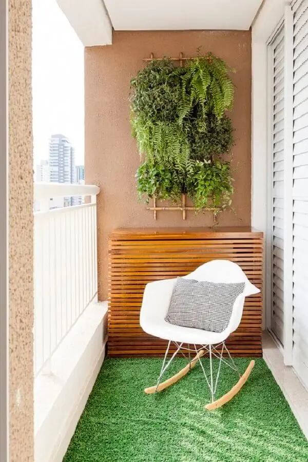 decoração com plantas para varanda pequena com cadeira de balanço e tapete de grama Foto Life by Lufe