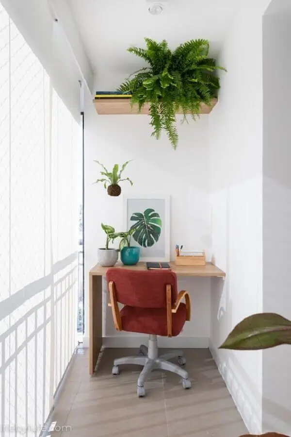 decoração com plantas para varanda pequena com home office Foto Life by Lufe