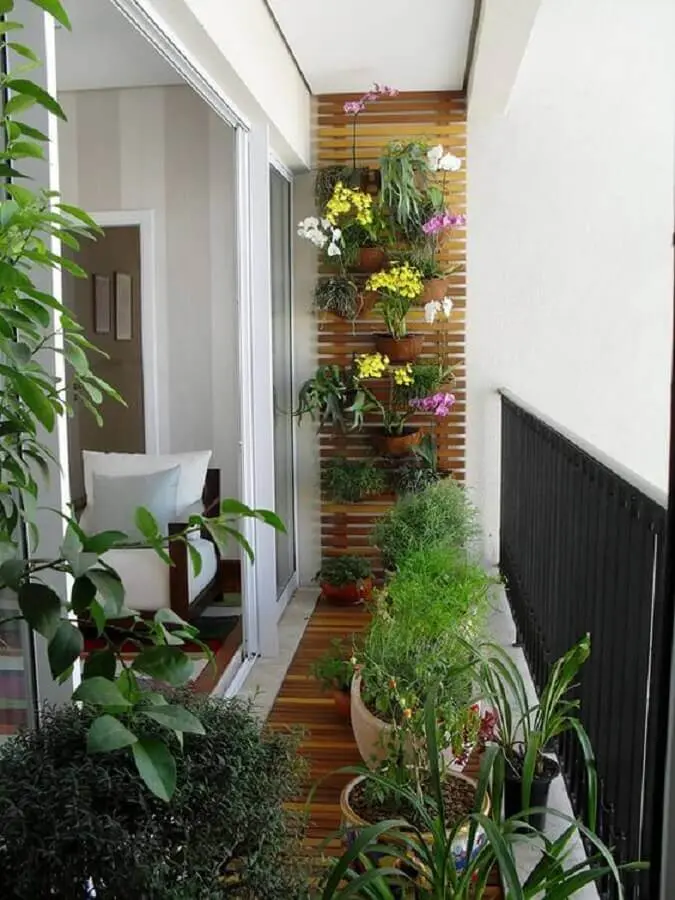 decoração com plantas para varanda pequena com treliça na parede Foto Casa de Valentina