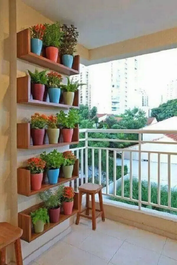decoração com prateleira para plantas na varanda Foto Jeito de Casa