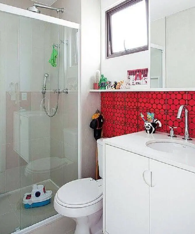 decoração com revestimento vermelho para banheiro branco  Foto Pinterest