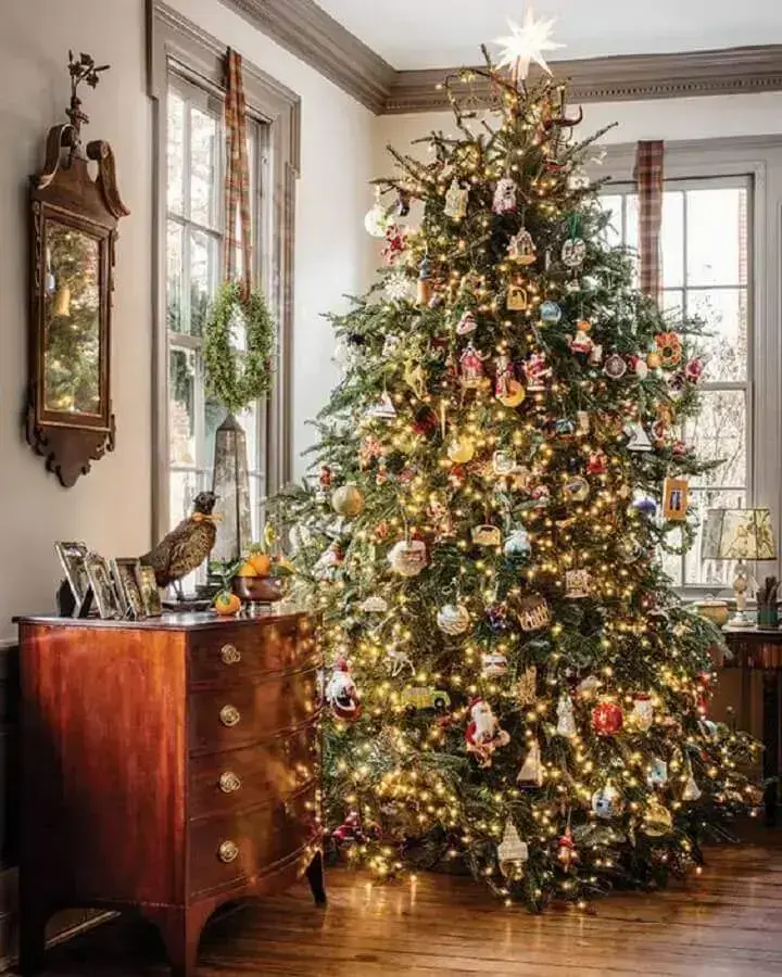decoração com árvore de Natal grande e cheia Foto The Cottage Journal