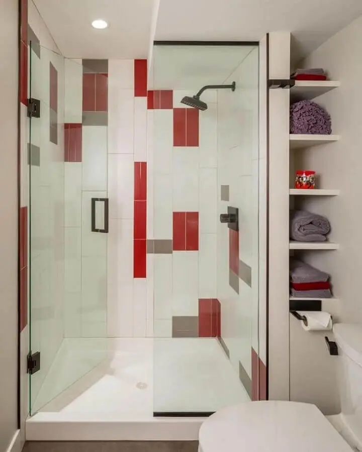 decoração de banheiro branco com detalhes em vermelho  Foto Bluestem Construction