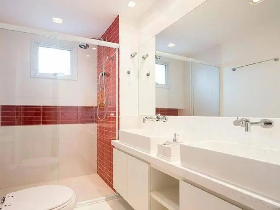 decoração de banheiro branco com revestimento vermelho na área do box Foto Pinterest