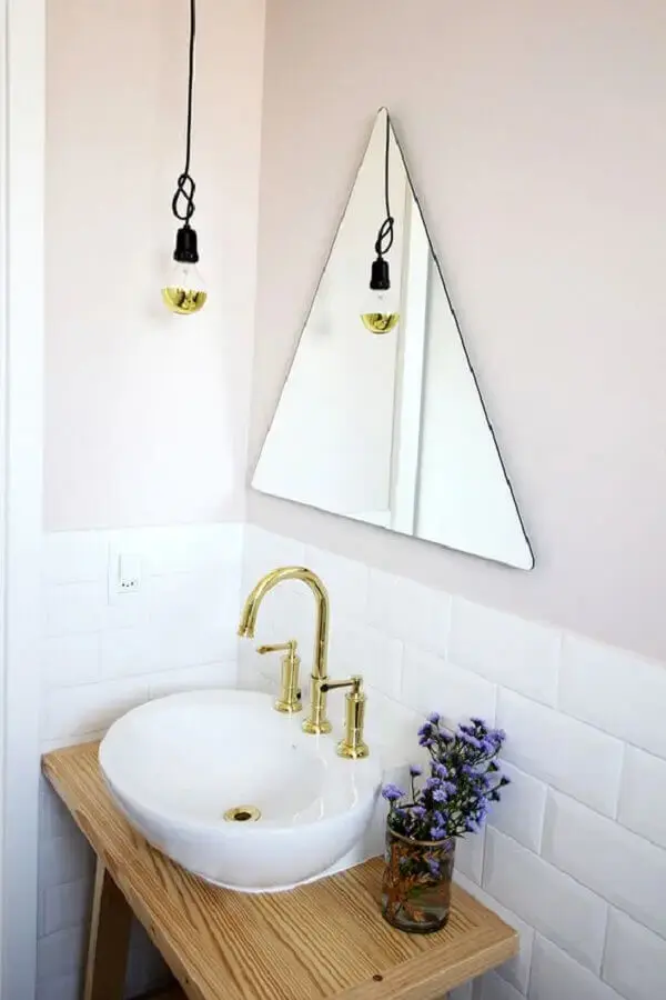 decoração de banheiro com espelho sem moldura em formato de triângulo Foto Casa de Valentina